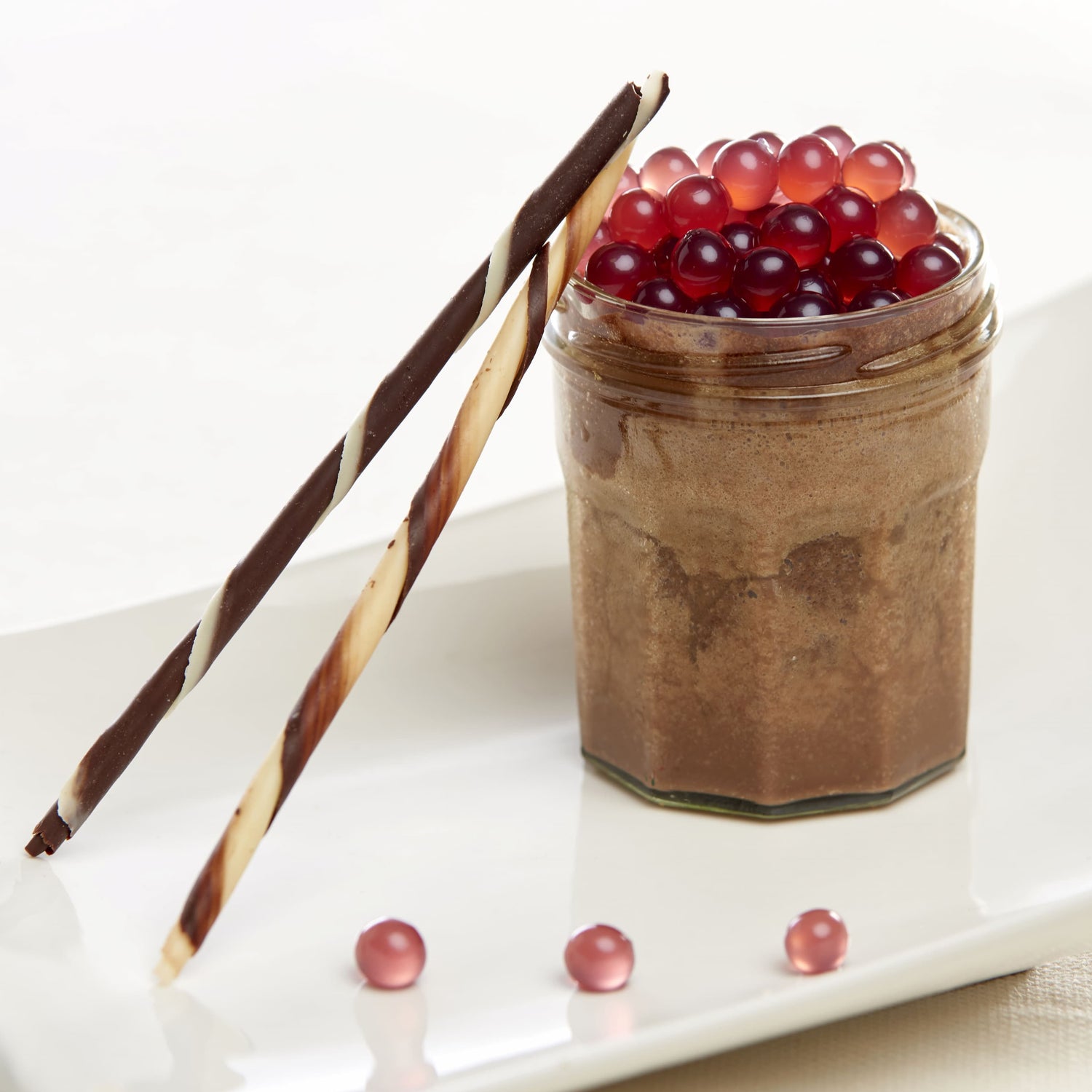 Mousse au chocolat et perles de framboise
