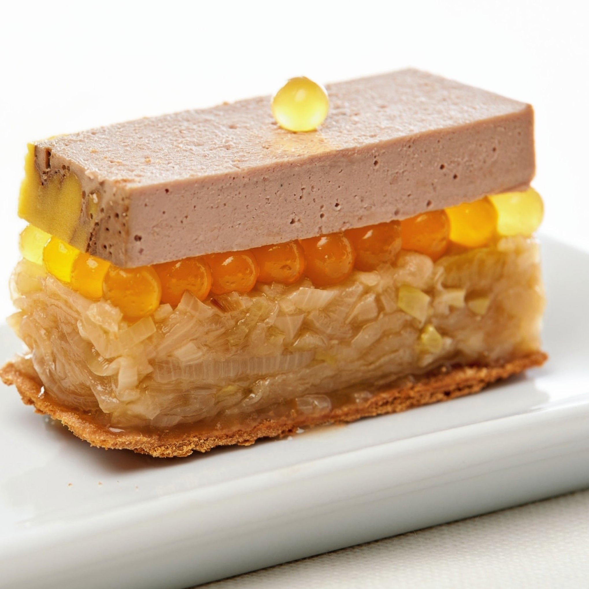 Opéra de foie gras, confit d'oignon et perles de passion